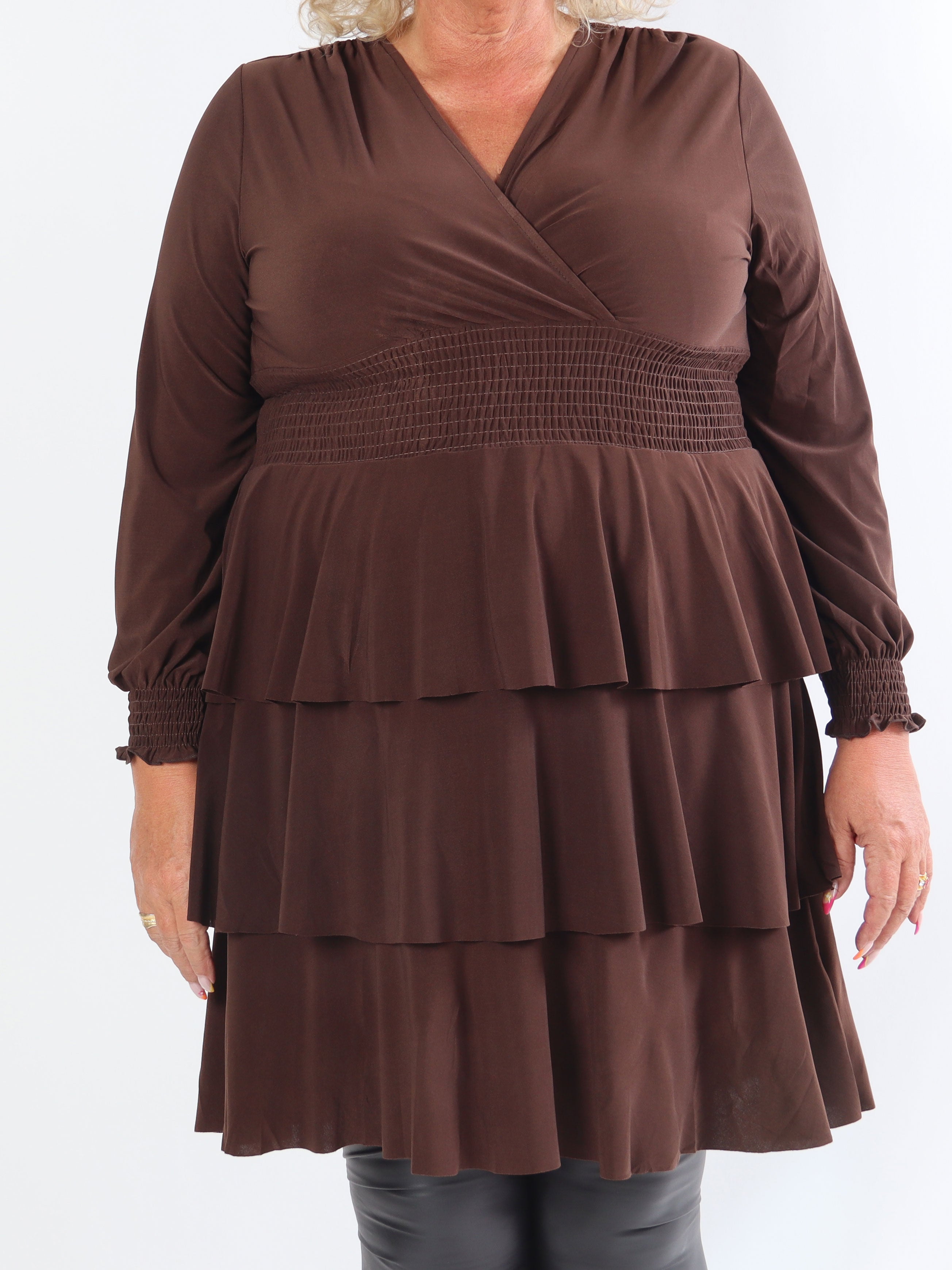 Pams Plain Frills - Söt stretchig plus size-klänning med volanger